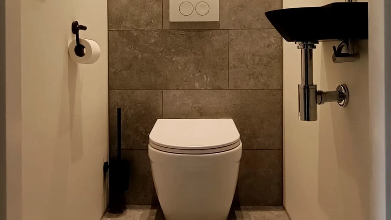 Afgewerkte toiletruimte met wandcloset en fontein