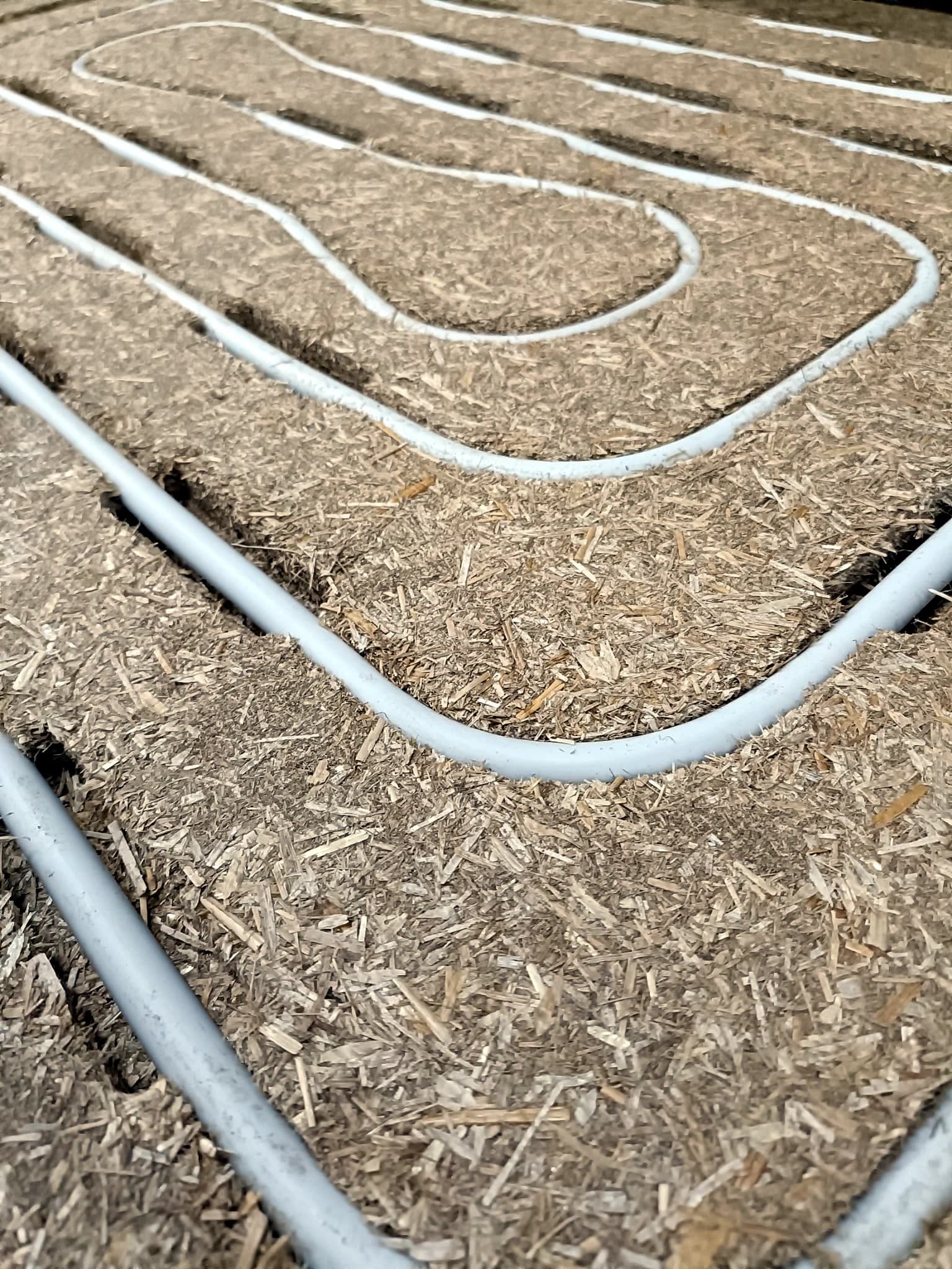 Detail van verwarmingsleidingen in voorgevormde vezelplaten